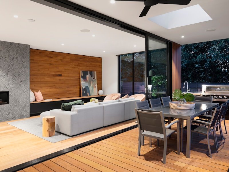 Triple-pane energy-efficient glazing